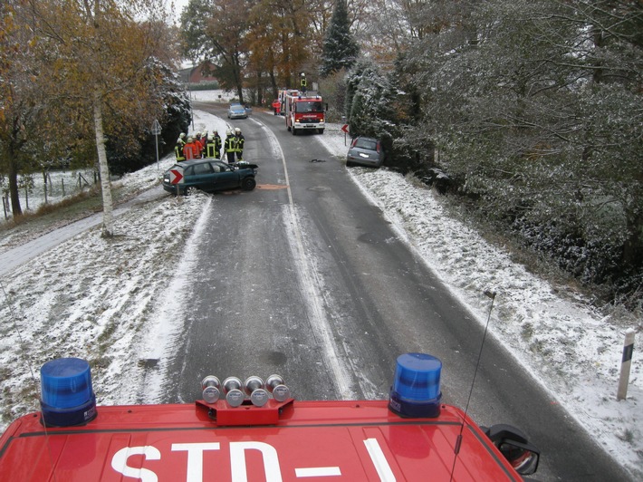 Auto Kommt Auf Glatter Fahrbahn In Den Gegenverkehr - Zwei Zum Teil ...