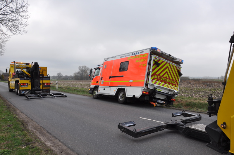 Feuerwehr Verhindert, Dass Schwerlast-Rettungswagen In Graben Kippt ...