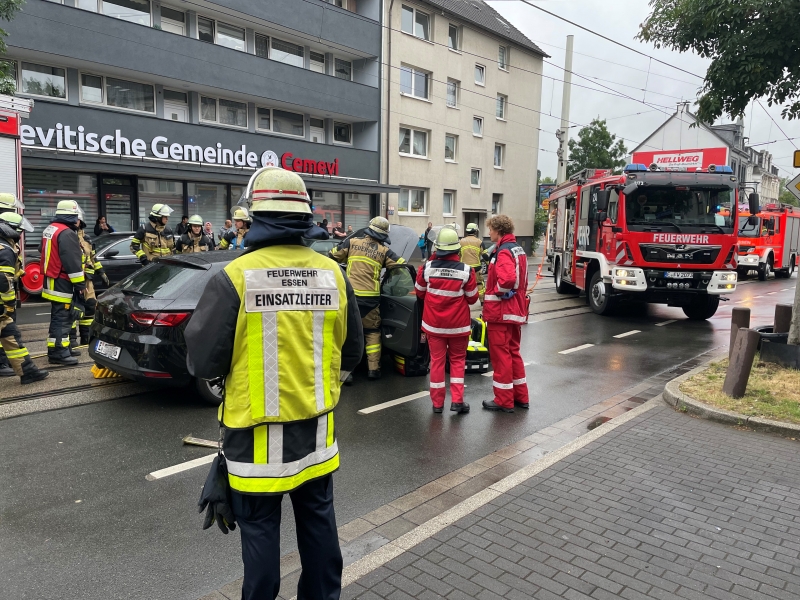 Verkehrsunfall zwischen Straßenbahn und PKW zwei Personen verletzt