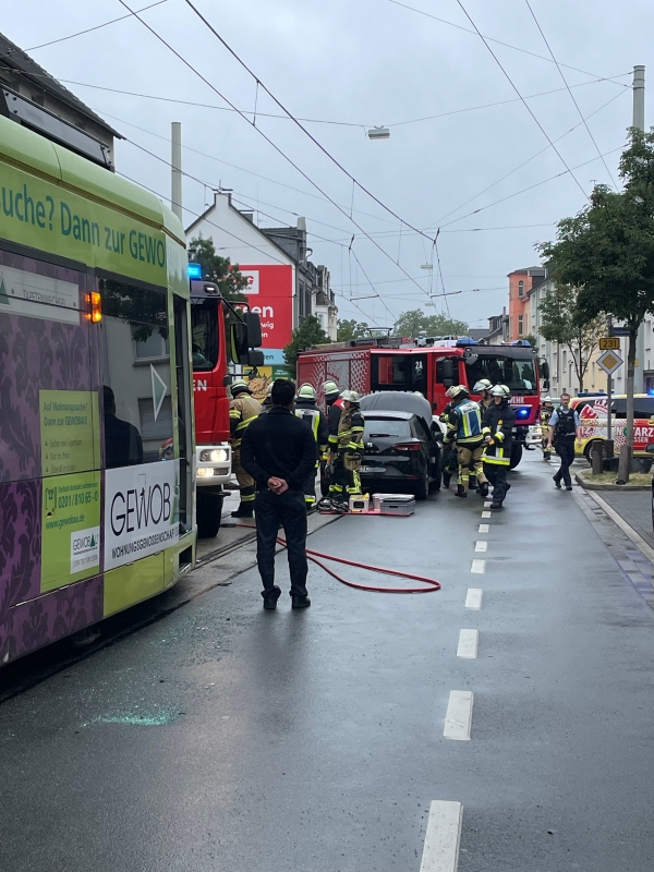 Verkehrsunfall zwischen Straßenbahn und PKW zwei Personen verletzt