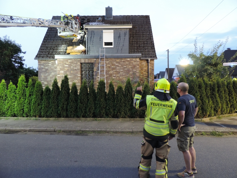 Nach Brand In Pinneberg Einsatzkräfte Entdecken Leblosen Körper Im Haus - d04f7xg
