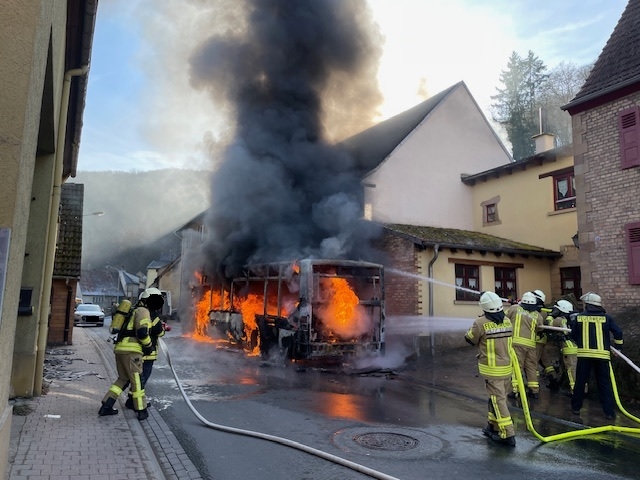 Feuerwehrauto in Bretten im Einsatz umgekippt - hoher Sachschaden - SWR  Aktuell