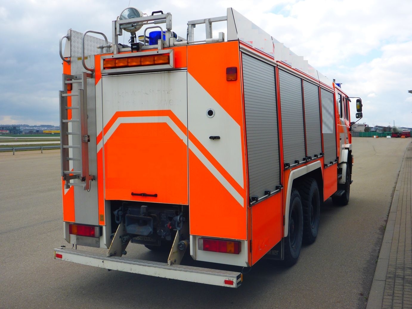 Waldbrand-Hilfeleistungs-Tanklöschfahrzeug HTLF 24/50/5 mit bis zu 8.000  Litern Wassertank