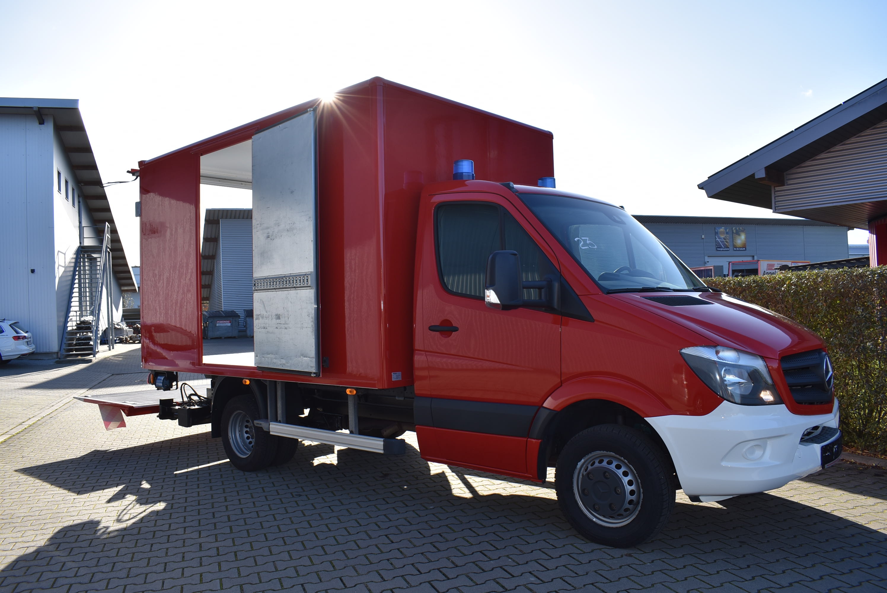 Mercedes-Benz Sprinter 516 CDI Koffer Ladebordwand Seitentür Gerätewagen- Logistik