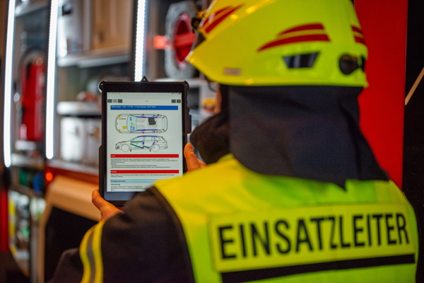 Hochwertige Fahrzeug-Halterung für Einsatz-Tablets (Feuerwehr &  Rettungsdienst)